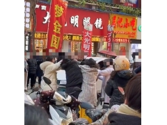 安徽宿州多人打架一女子疑被扒裤子，警方：正在处理