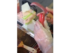 护士副业摆摊卖“无菌烤肠”引关注