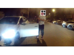 四川乐山一男子坐女子腿上开车 交警一查还是醉驾