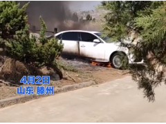 事发滕州：滕州一村民上坟奥迪停墓地旁被烧成空壳