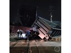 河南一货车与火车相撞 货车司机身亡 两名火车司机未受伤