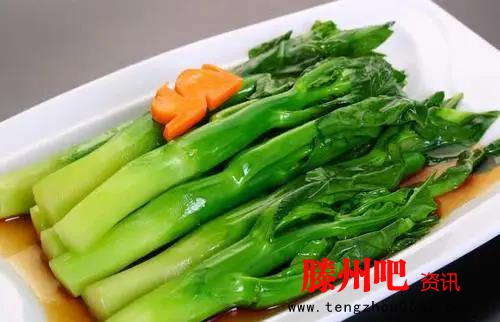 炒青菜时，不要直接下锅炒，牢记2个技巧，青菜又青又脆还入味